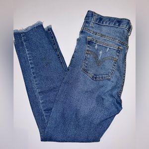 Levi’s high rise ankle straight jeans in very good condition. Size 14 (regular).